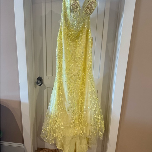 ellie wilde Dresses & Skirts - Ellie Wilde Yellow Sequin Dress